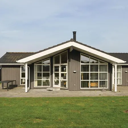 Four-bedroom Holiday In Hadsund
